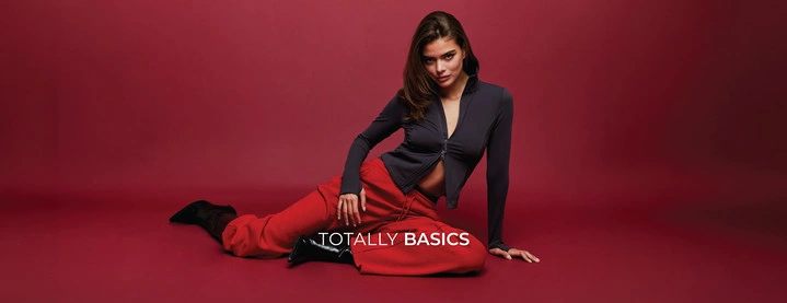 Entdecke trendige Strickmode mit modernen Schnitten für stylische und entspannte Alltagslooks.- TALLY WEiJL