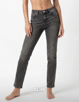 Entdecke die Slim Fit Jeans von Tally Weijl – figurbetonter Damen-Denim mit moderner Silhouette, perfekt für stylische Everyday-Looks.