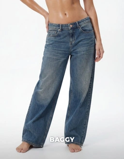 Baggy Jeans sind zurück mit chicem Style stylischen Outfits Wardrobe Essentials und angesagten Saisontrends.