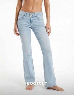 Bootcut Jeans sind zurück mit chicem Style stylischen Outfits Wardrobe Essentials und angesagten Saisontrends.