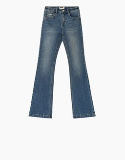 Trova i tuoi jeans perfetti con outfit stilosi, vibrazioni chic e tendenze di stagione.