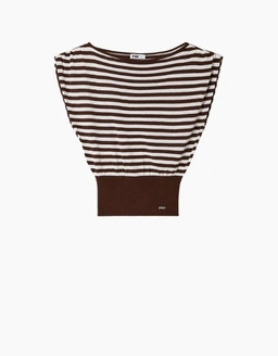 Kuschel dich in unsere neue Strickkollektion mit weichen Texturen cozy Layern und zeitlosen Everyday Pieces.