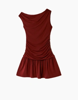 Scopri abiti pensati per ogni stile, dai modelli casual da giorno alle proposte più eleganti per ogni occasione.