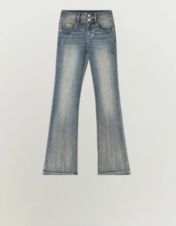 Find your perfect jeans with stylish outfits, chic fashion vibes, and trending seasonal essentials.