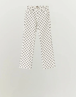 Scopri pantaloni che uniscono vestibilità moderne e stile senza tempo, perfetti per creare outfit quotidiani senza sforzo