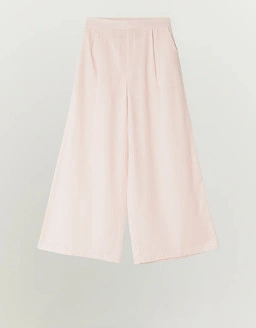 Discover Trousers that combine modern fits and timeless style, perfect for creating effortless everyday outfits.