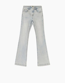 Find your perfect jeans with stylish outfits, chic fashion vibes, and trending seasonal essentials.