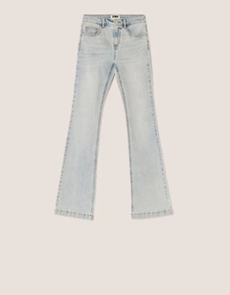 Find your perfect jeans with stylish outfits, chic fashion vibes, and trending seasonal essentials.