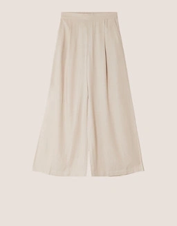 Discover Trousers that combine modern fits and timeless style, perfect for creating effortless everyday outfits.