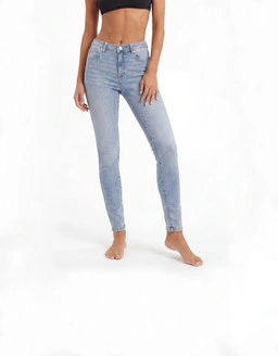 Le jean skinny reste iconique avec mode chic looks stylés essentiels du dressing et tendances de saison.