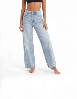 Le jean wide leg fait sensation avec mode chic looks stylés et essentiels du dressing.