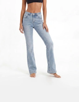 Le jean bootcut revient avec mode chic looks stylés essentiels du dressing et tendances incontournables.