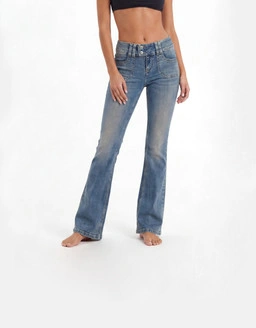 Le jean flare est tendance avec mode chic looks stylés essentiels du dressing et incontournables de saison.