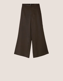 Scopri pantaloni che uniscono vestibilità moderne e stile senza tempo, perfetti per creare outfit quotidiani senza sforzo