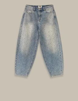 Finde deine perfekten Jeans mit stylischen Outfits, chicem Look und angesagten Saison-Essentials.