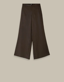 Entdecke Hosen, die moderne Passformen mit zeitlosem Stil verbinden und perfekt für mühelose Alltagslooks sind.