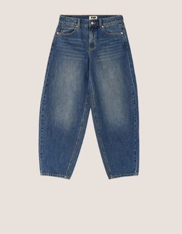 Finde deine perfekten Jeans mit stylischen Outfits, chicem Look und angesagten Saison-Essentials.