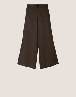Discover Trousers that combine modern fits and timeless style, perfect for creating effortless everyday outfits.