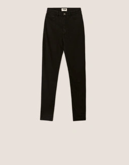 Entdecke Hosen, die moderne Passformen mit zeitlosem Stil verbinden und perfekt für mühelose Alltagslooks sind.