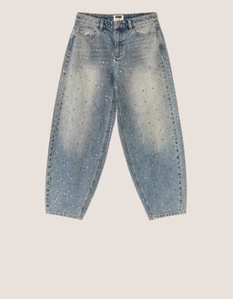 Find your perfect jeans with stylish outfits, chic fashion vibes, and trending seasonal essentials.