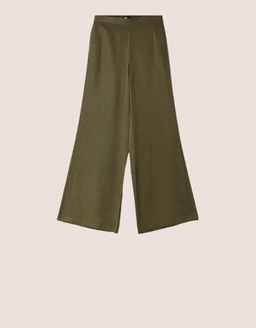Discover Trousers that combine modern fits and timeless style, perfect for creating effortless everyday outfits.