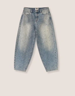 Trova i tuoi jeans perfetti con outfit stilosi, vibrazioni chic e tendenze di stagione.
