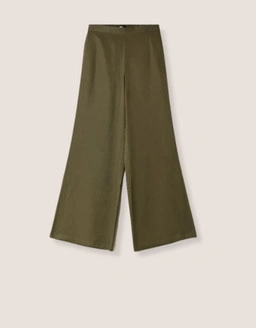 Scopri pantaloni che uniscono vestibilità moderne e stile senza tempo, perfetti per creare outfit quotidiani senza sforzo