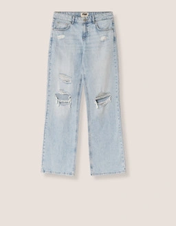 Find your perfect jeans with stylish outfits, chic fashion vibes, and trending seasonal essentials.
