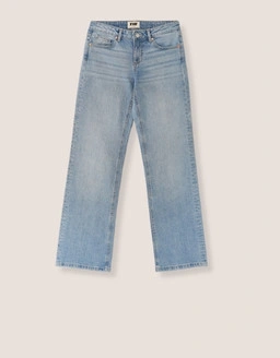 Finde deine perfekten Jeans mit stylischen Outfits, chicem Look und angesagten Saison-Essentials.