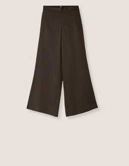 Entdecke Hosen, die moderne Passformen mit zeitlosem Stil verbinden und perfekt für mühelose Alltagslooks sind.