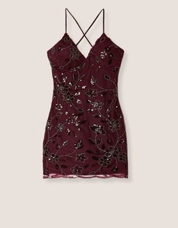 Scopri abiti pensati per ogni stile, dai modelli casual da giorno alle proposte più eleganti per ogni occasione.