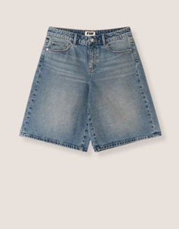 Scopri gli shorts Tally Weijl, dai modelli in denim indispensabili ai design casual o più ricercati, perfetti per look di tendenza nelle giornate più calde.