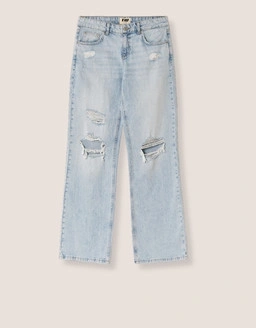 Trova i tuoi jeans perfetti con outfit stilosi, vibrazioni chic e tendenze di stagione.