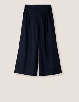 Discover Trousers that combine modern fits and timeless style, perfect for creating effortless everyday outfits.