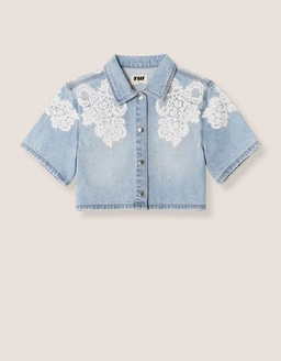 Discover Tally Weijl’s jackets, featuring trendy outerwear designed for effortless layering and everyday style.