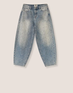 Finde deine perfekten Jeans mit stylischen Outfits, chicem Look und angesagten Saison-Essentials.