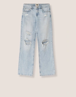 Find your perfect jeans with stylish outfits, chic fashion vibes, and trending seasonal essentials.