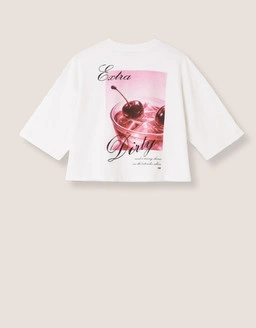 Odkryj graficzne T shirty Tally Weijl z wyrazistymi nadrukami i designami inspirowanymi stylem vintage, idealne, by dodać charakteru i osobowości codziennym stylizacjom.