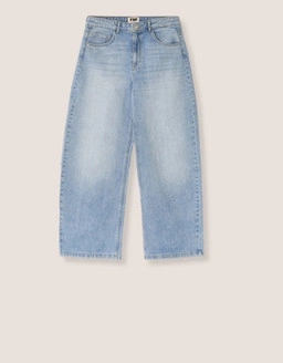 Find your perfect jeans with stylish outfits, chic fashion vibes, and trending seasonal essentials.