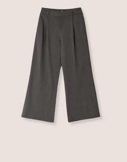 Discover Trousers that combine modern fits and timeless style, perfect for creating effortless everyday outfits.