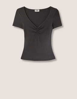 Construis ta garde robe avec des basiques intemporels des pièces essentielles pensées pour le confort et le style au quotidien.