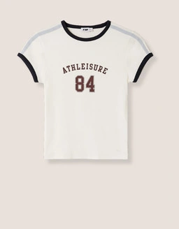 Découvre les T shirts imprimés Tally Weijl, avec des imprimés audacieux et des designs d’inspiration vintage, parfaits pour ajouter du style et du caractère à tes looks du quotidien.