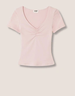 Baue deine Garderobe mit zeitlosen Basics auf Essentials die Komfort einfaches Styling und täglichen Style bieten.