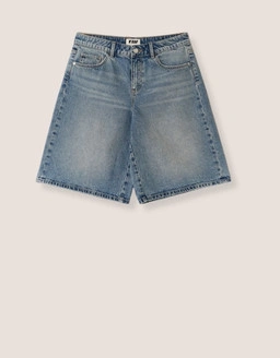 Shop Tally Weijl shorts, from denim essentials to trendy tailored and casual styles, perfect for creating effortless warm weather looks.