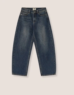 Find your perfect jeans with stylish outfits, chic fashion vibes, and trending seasonal essentials.