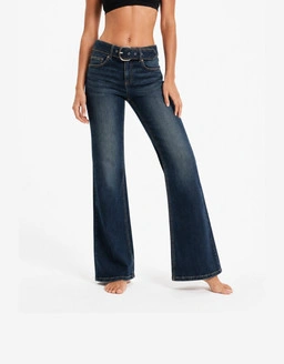 Bootcut Jeans sind zurück mit chicem Style stylischen Outfits Wardrobe Essentials und angesagten Saisontrends.