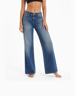 Wide Leg Jeans setzen ein Statement mit chicem Style stylischen Outfits und wichtigen Wardrobe Essentials.
