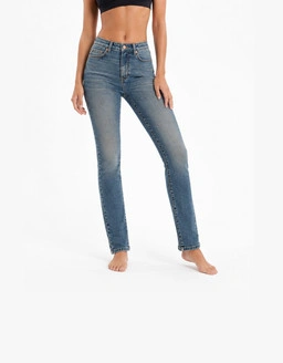 I jeans skinny restano iconici con vibrazioni chic outfit stilosi essenziali di guardaroba e tendenze di stagione.