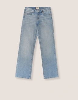 Find your perfect jeans with stylish outfits, chic fashion vibes, and trending seasonal essentials.
