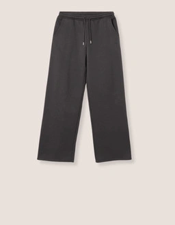 Discover Trousers that combine modern fits and timeless style, perfect for creating effortless everyday outfits.